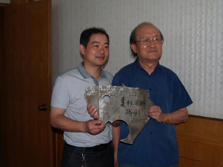 保存在江山市档案馆的美机B-25轰炸机残片,廖兆暄(右) 保存在江山市档案馆的美机B-25轰炸机残片,廖兆暄(右)