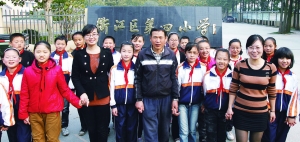 “最美教师”和他们的学生。 “最美教师”和他们的学生。