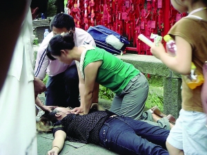 “最美护士”林小娟(穿绿衣者)在江西庐山为病人施救的场景 “最美护士”林小娟(穿绿衣者)在江西庐山为病人施救的场景