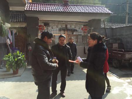 王励副局长向困难户吴石全送上慰问金