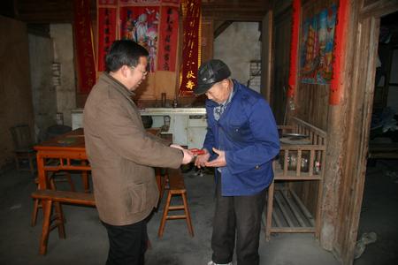 陈忠涛副局长向困难户陶水姣送上慰问金