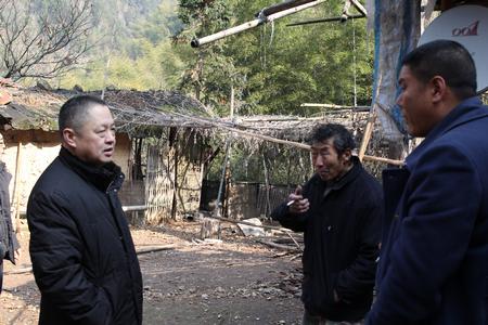 张爱国局长走访慰问华坑村困难户张三王
