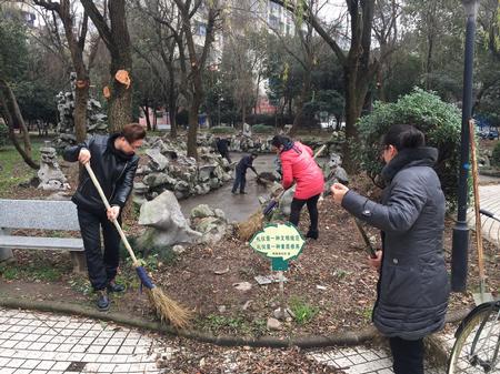 衢州市档案局全体党员干部清扫社区2