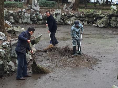 衢州市档案局全体党员干部清扫社区1