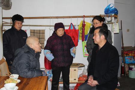 付炳旺局长带领班子成员走访慰问困难户2