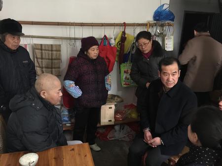 付炳旺局长带领班子成员走访慰问困难户4