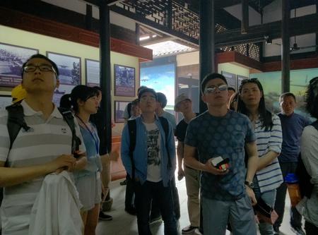 游客看展览 游客看展览