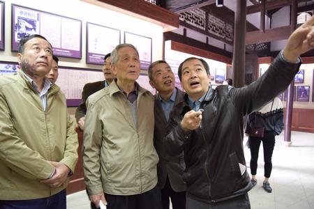 徐青局长在讲解 徐青局长在讲解