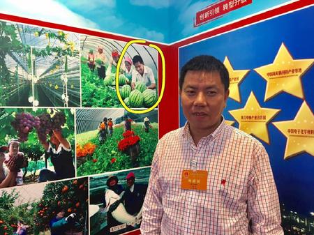 &ldquo;西瓜大王&rdquo;翁有良与自己的&ldquo;蜡像&rdquo;合影