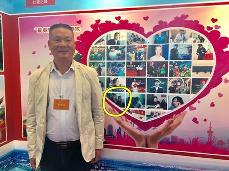 &ldquo;村歌书记&rdquo;汪衍君与自己的&ldquo;蜡像&rdquo;合影