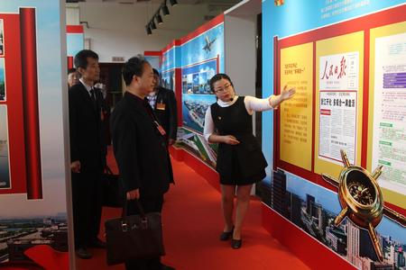 &ldquo;两会&rdquo;代表、委员踊跃观展