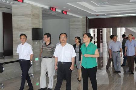 图为国家档案局副局长王绍忠(左三)、全国人大教科文卫委员文化室主任朱兵(左二),在市政府副市长王良春(左一)、市档案局副局长王励(左五)陪同下参观市档案馆查阅中心。 图为国家档案局副局长王绍忠(左三)、全国人大教科文卫委员文化室主任朱兵(左二),在市政府副市长王良春(左一)、市档案局副局长王励(左五)陪同下参观市档案馆查阅中心。