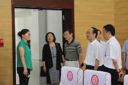 图为国家档案局副局长王绍忠(左四)、全国人大教科文卫委员文化室主任朱兵(左三)、国家档案局法规司副司长杜梅(左二),在市政府副市长王良春(右一)、市档案局副局长王励(左一)陪同下参观市档案馆报告厅。 图为国家档案局副局长王绍忠(左四)、全国人大教科文卫委员文化室主任朱兵(左三)、国家档案局法规司副司长杜梅(左二),在市政府副市长王良春(右一)、市档案局副局长王励(左一)陪同下参观市档案馆报告厅。