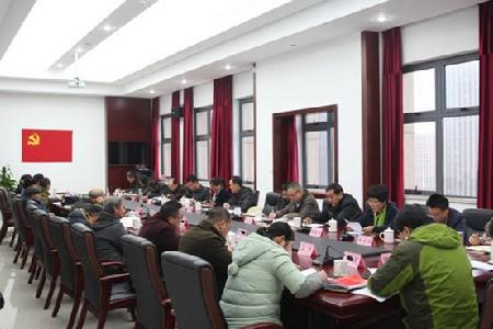 图为参会党员听取党支部书记祝雪平作工作报告