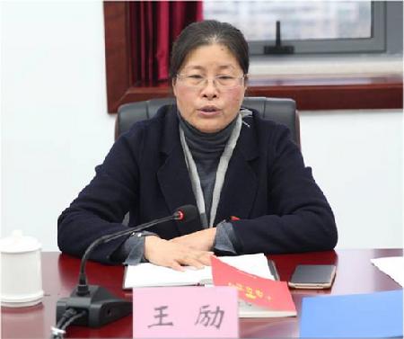 图为市档案局副局长王励正在作重要讲话