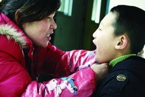 徐建英在教智障孩子发音、说话 徐建英在教智障孩子发音、说话